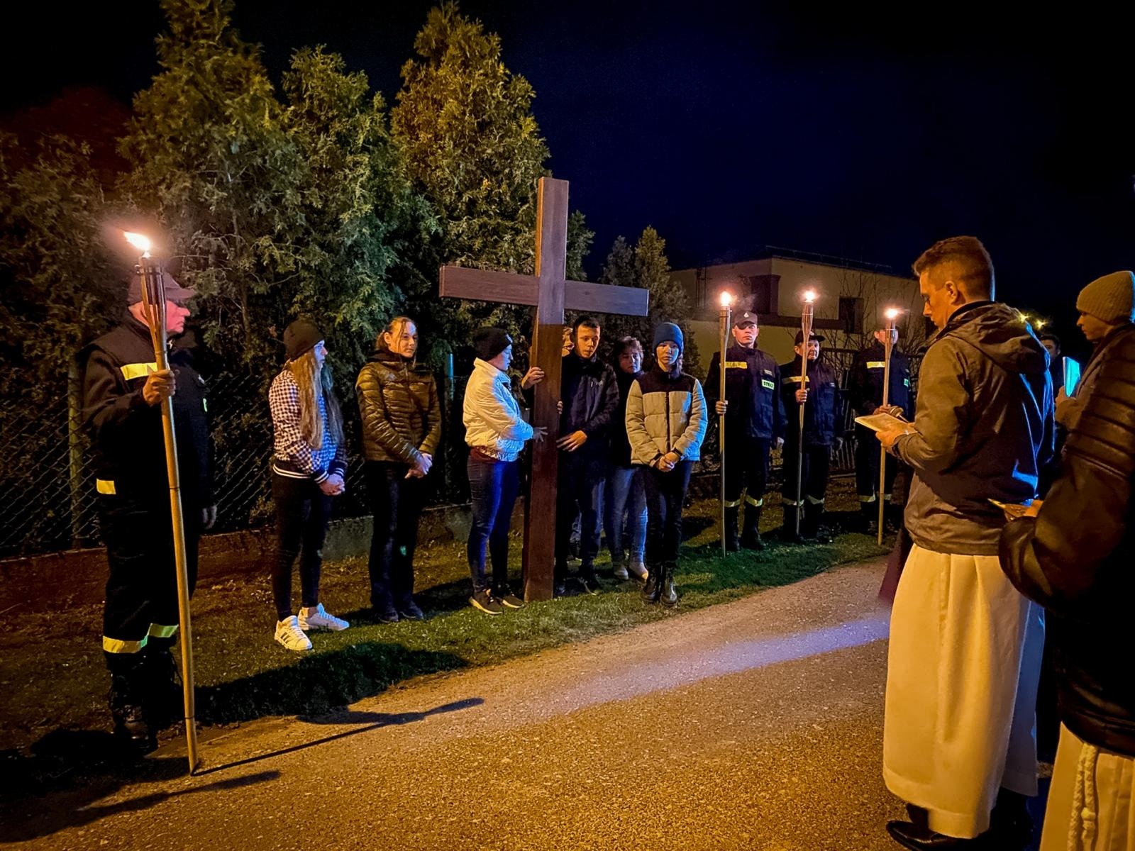 Zdjęcie w galerii na portalu naszraciborz.pl: Sławików. Dekanalna droga krzyżowa w historycznej wspólnocie wiadomości z regionu