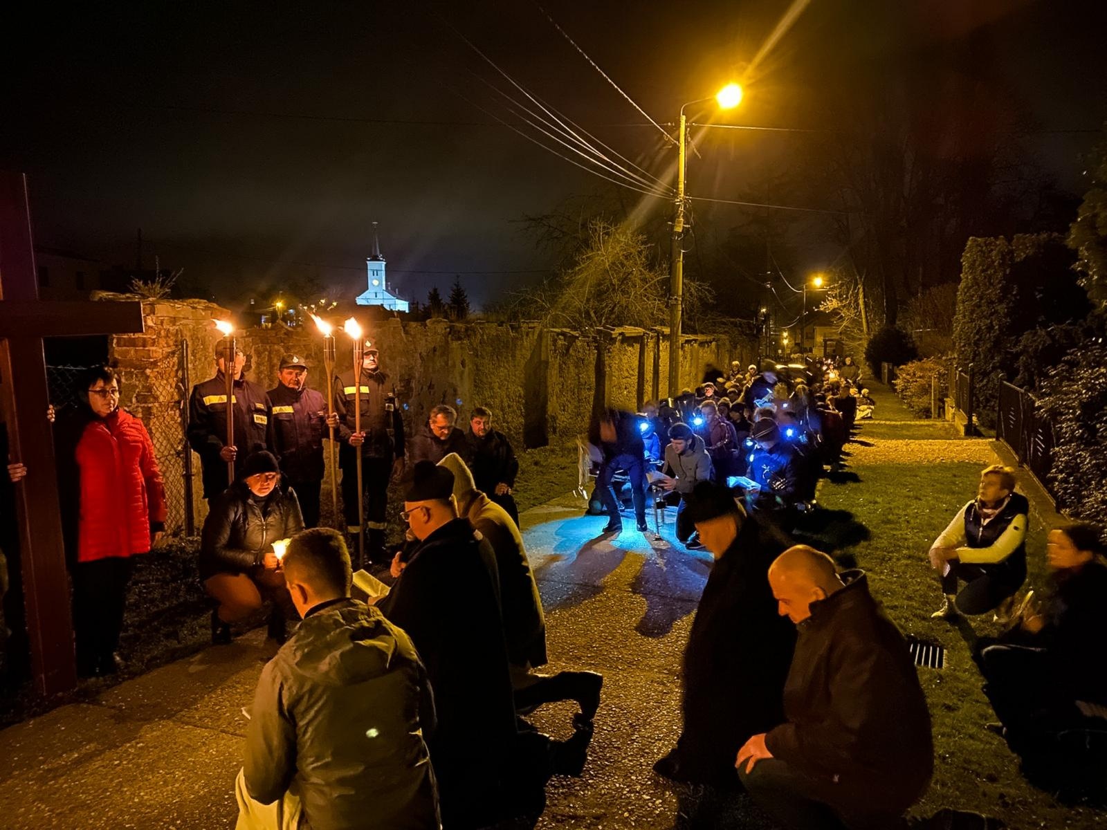 Zdjęcie w galerii na portalu naszraciborz.pl: Sławików. Dekanalna droga krzyżowa w historycznej wspólnocie wiadomości z regionu