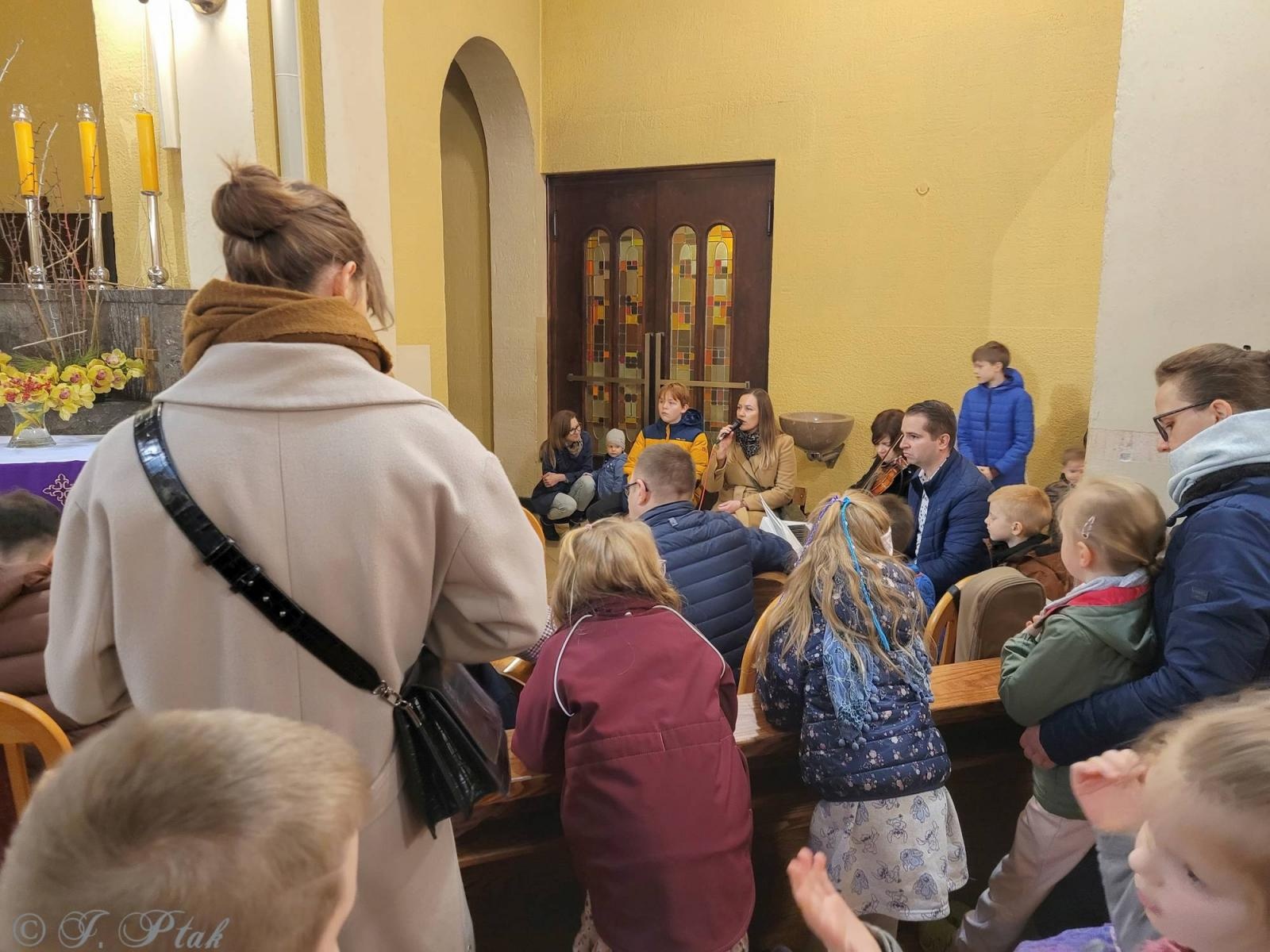 Zdjęcie w galerii na portalu naszraciborz.pl: Remont małżeński w Raciborzu. Msza św. z konferencją na zakończenie wiadomości z regionu