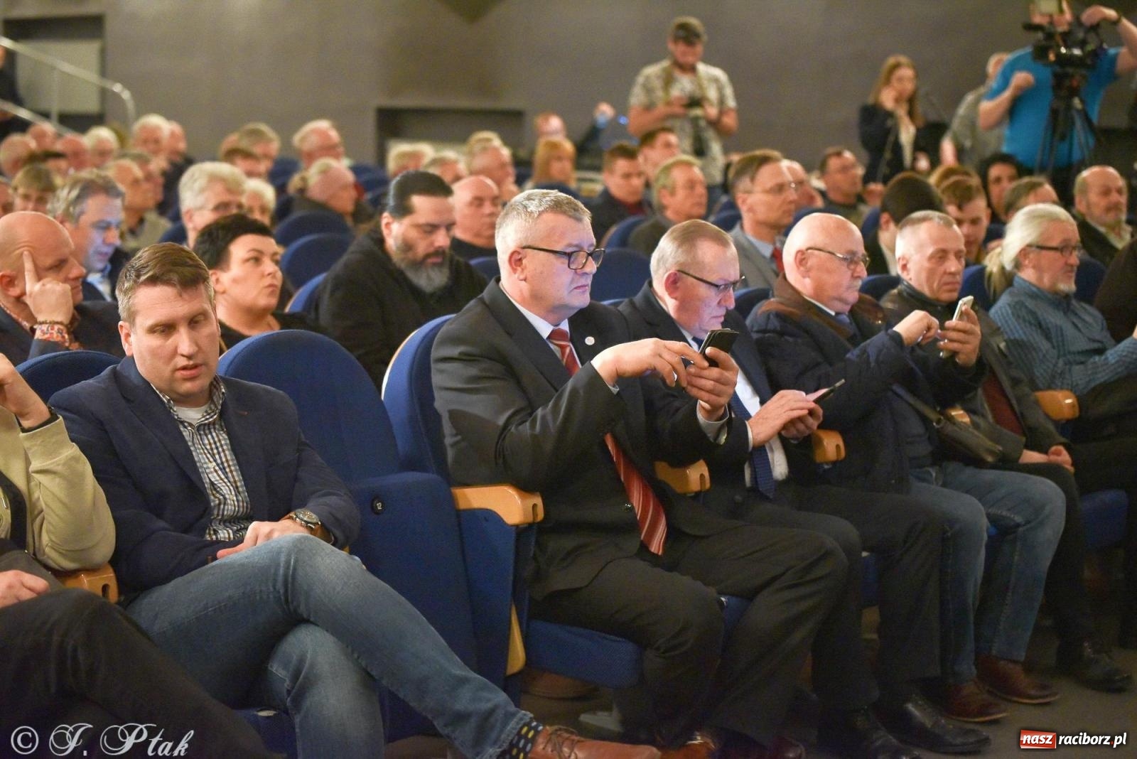 Zdjęcie w galerii na portalu naszraciborz.pl: Woś i Jaki zapełnili Strzechę. Realna debata z trudnymi pytaniami [FOTO i WIDEO] wiadomości z regionu