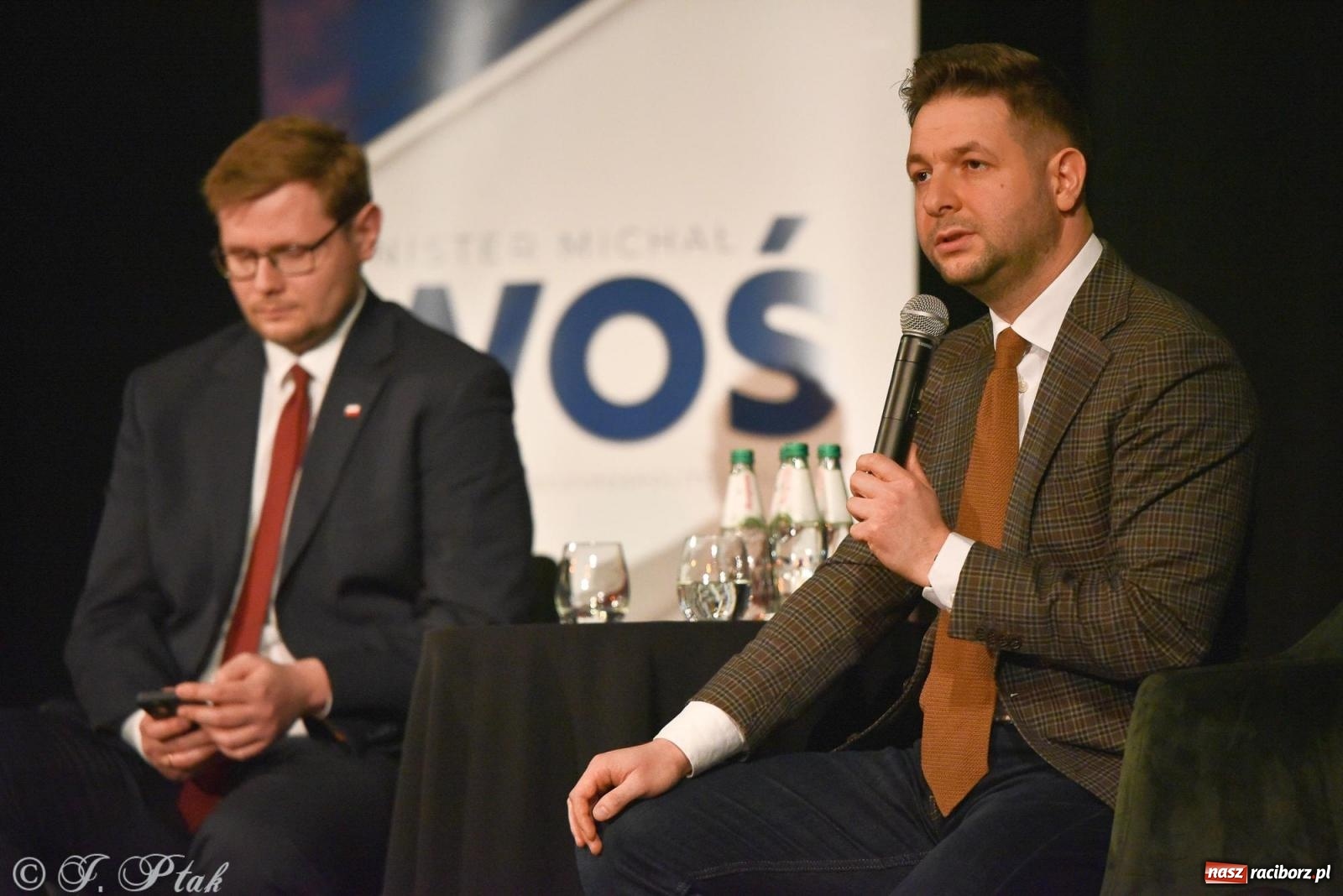 Zdjęcie w galerii na portalu naszraciborz.pl: Woś i Jaki zapełnili Strzechę. Realna debata z trudnymi pytaniami [FOTO i WIDEO] wiadomości z regionu