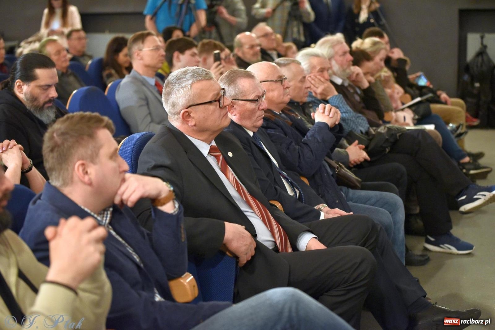 Zdjęcie w galerii na portalu naszraciborz.pl: Woś i Jaki zapełnili Strzechę. Realna debata z trudnymi pytaniami [FOTO i WIDEO] wiadomości z regionu
