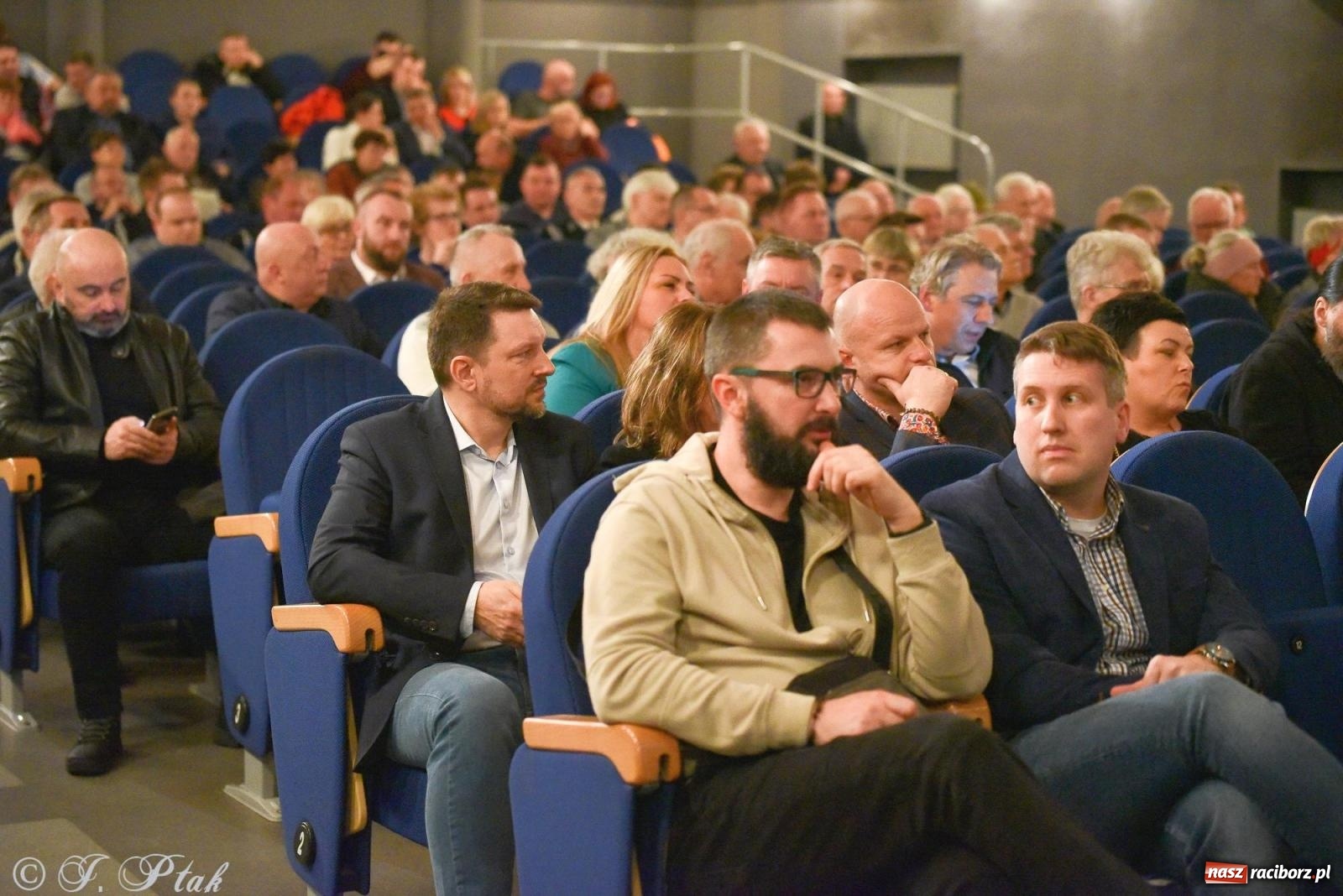 Zdjęcie w galerii na portalu naszraciborz.pl: Woś i Jaki zapełnili Strzechę. Realna debata z trudnymi pytaniami [FOTO i WIDEO] wiadomości z regionu