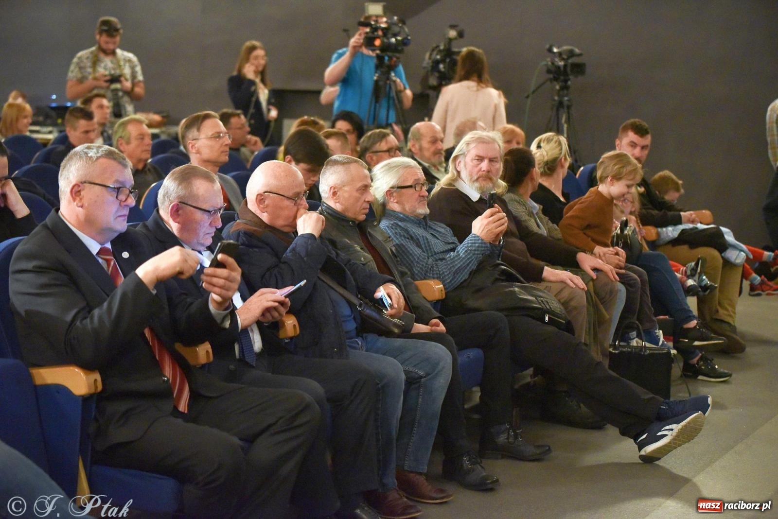 Zdjęcie w galerii na portalu naszraciborz.pl: Woś i Jaki zapełnili Strzechę. Realna debata z trudnymi pytaniami [FOTO i WIDEO] wiadomości z regionu
