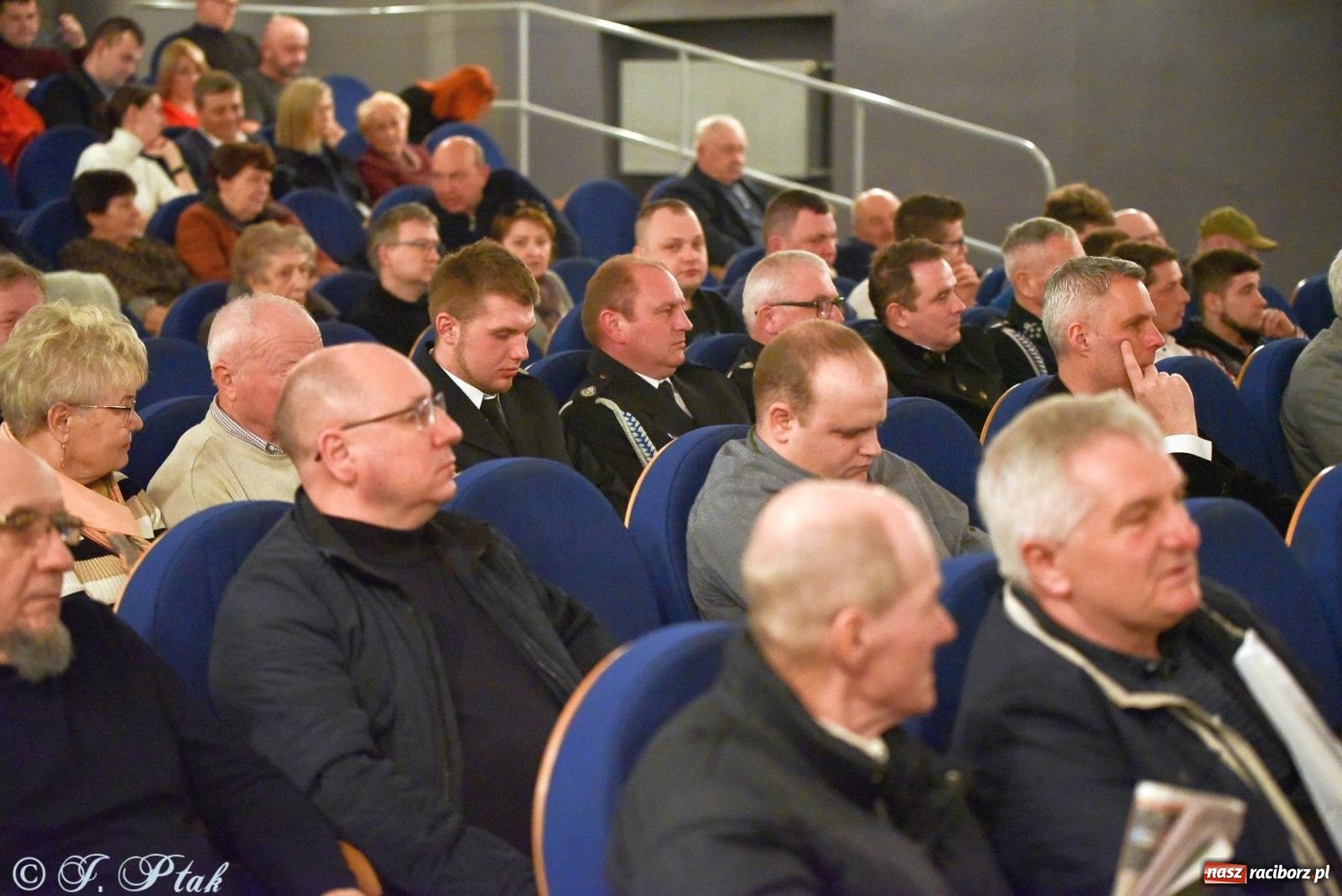 Zdjęcie w galerii na portalu naszraciborz.pl: Woś i Jaki zapełnili Strzechę. Realna debata z trudnymi pytaniami [FOTO i WIDEO] wiadomości z regionu