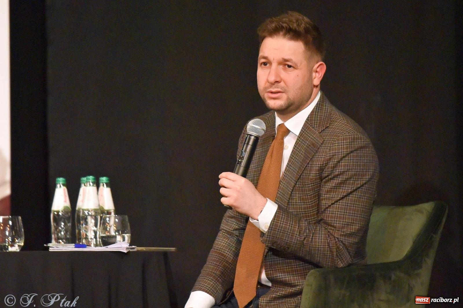 Zdjęcie w galerii na portalu naszraciborz.pl: Woś i Jaki zapełnili Strzechę. Realna debata z trudnymi pytaniami [FOTO i WIDEO] wiadomości z regionu