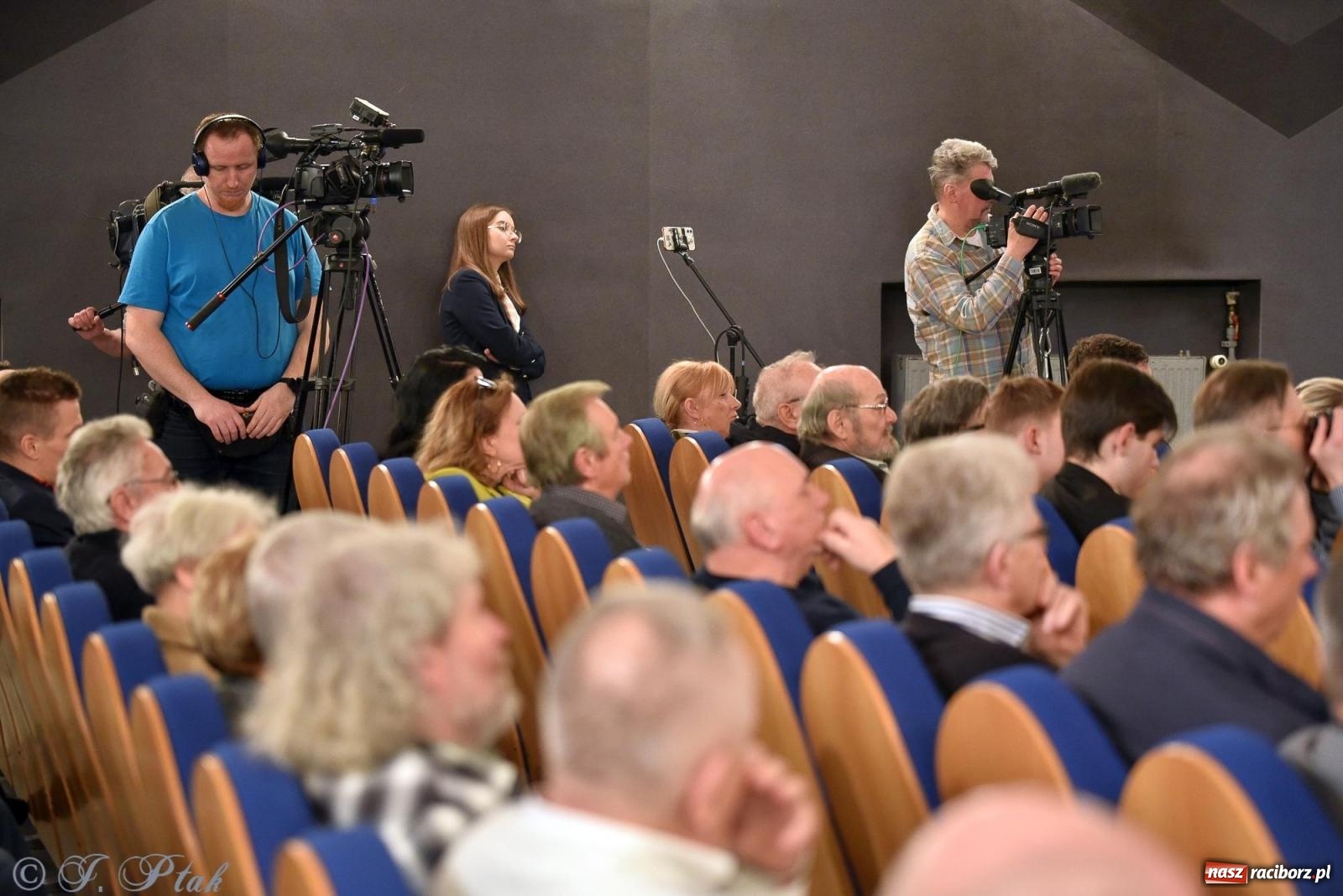 Zdjęcie w galerii na portalu naszraciborz.pl: Woś i Jaki zapełnili Strzechę. Realna debata z trudnymi pytaniami [FOTO i WIDEO] wiadomości z regionu