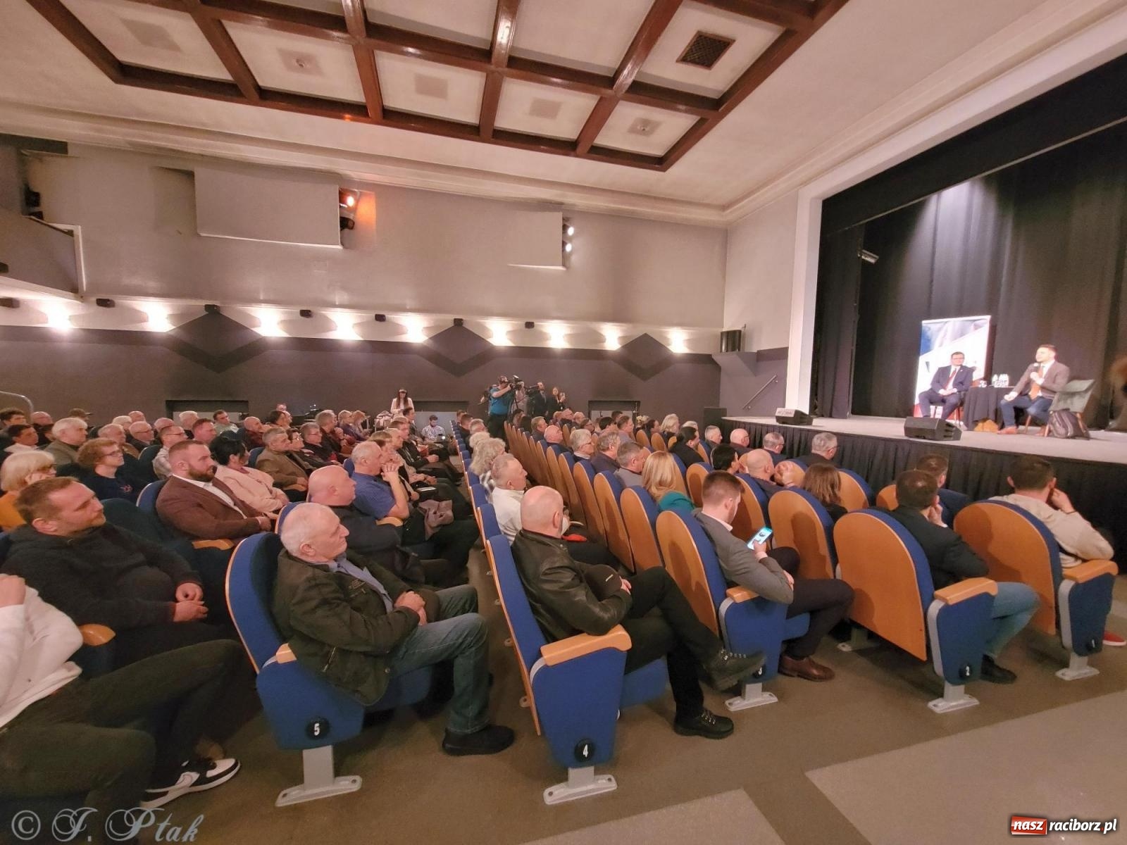 Zdjęcie w galerii na portalu naszraciborz.pl: Woś i Jaki zapełnili Strzechę. Realna debata z trudnymi pytaniami [FOTO i WIDEO] wiadomości z regionu