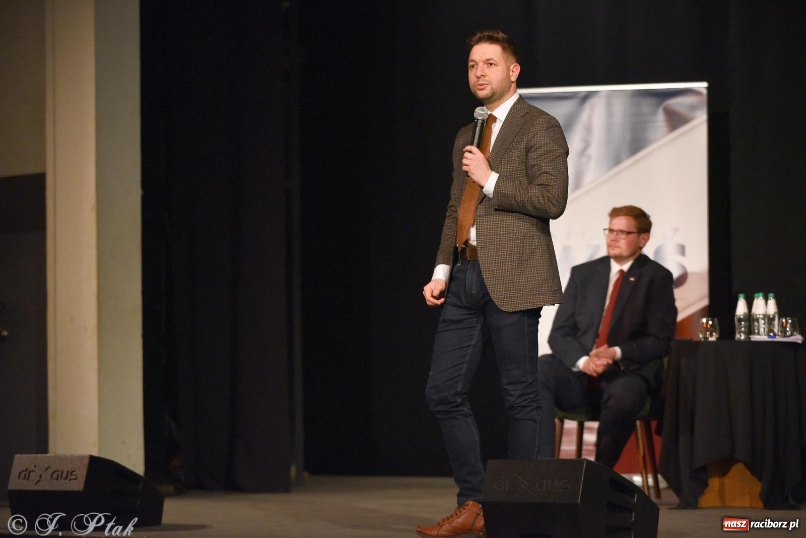 Zdjęcie w galerii na portalu naszraciborz.pl: Woś i Jaki zapełnili Strzechę. Realna debata z trudnymi pytaniami [FOTO i WIDEO] wiadomości z regionu