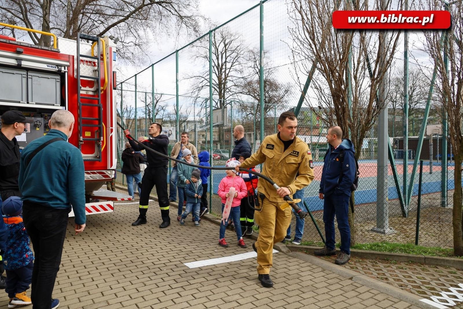 Zdjęcie w galerii na portalu naszraciborz.pl: Strażacy w bibliotecznym klubie ojca wiadomości z regionu