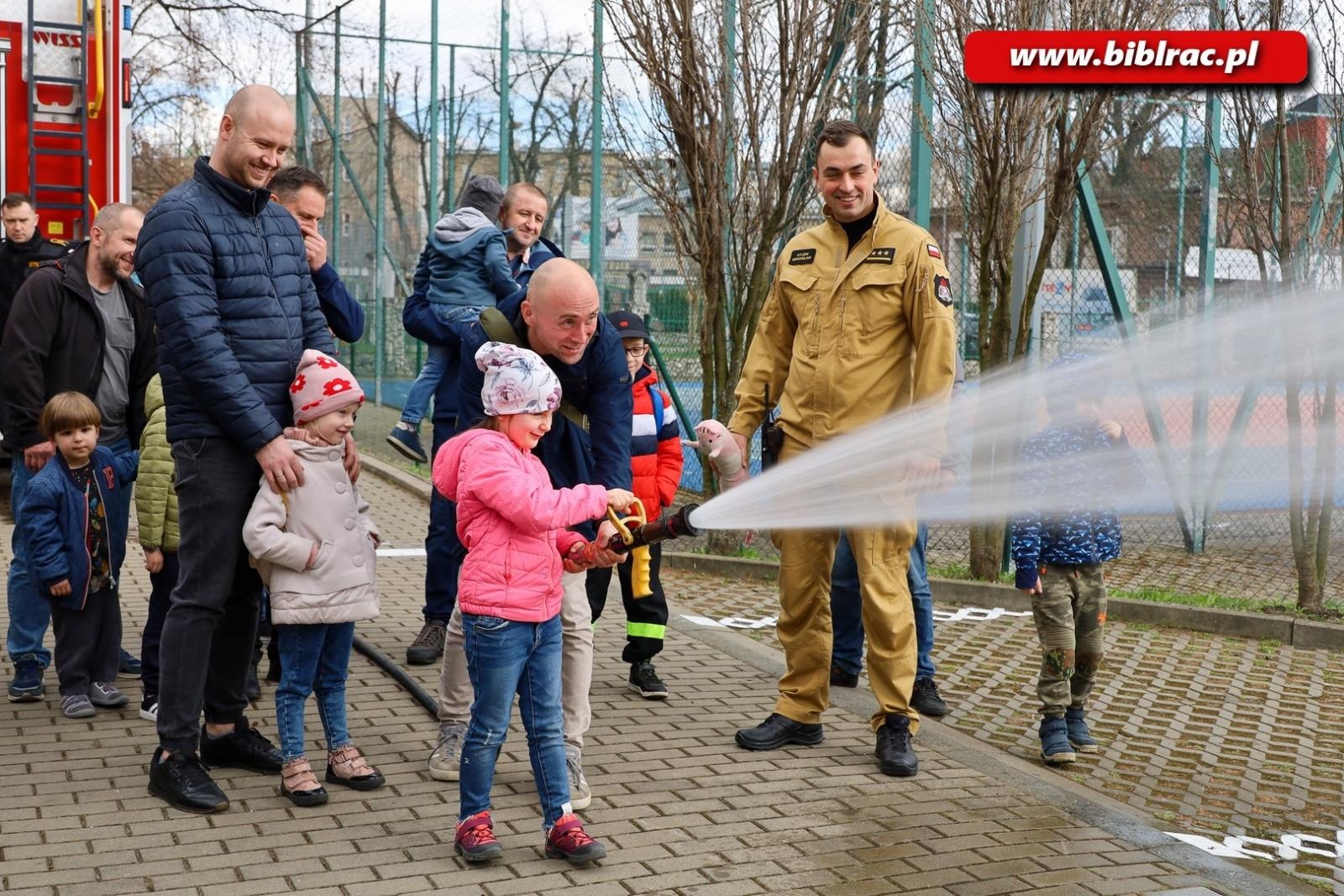 Zdjęcie w galerii na portalu naszraciborz.pl: Strażacy w bibliotecznym klubie ojca wiadomości z regionu