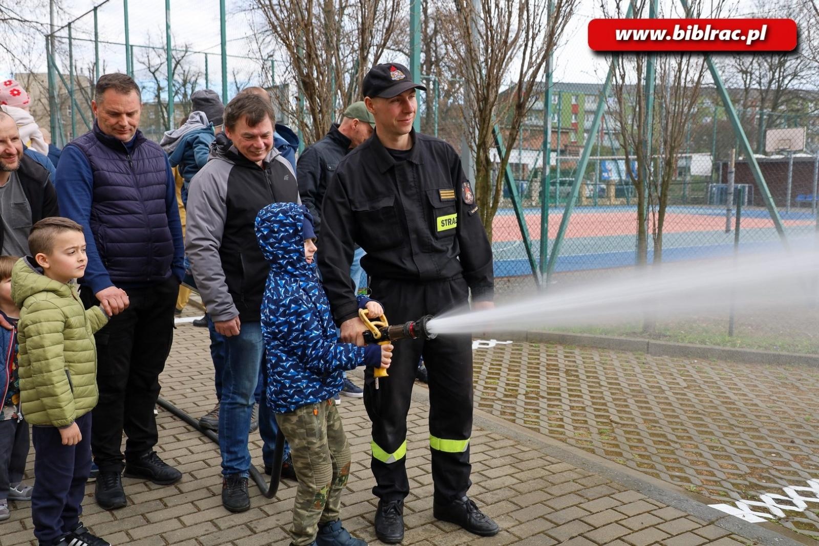 Zdjęcie w galerii na portalu naszraciborz.pl: Strażacy w bibliotecznym klubie ojca wiadomości z regionu