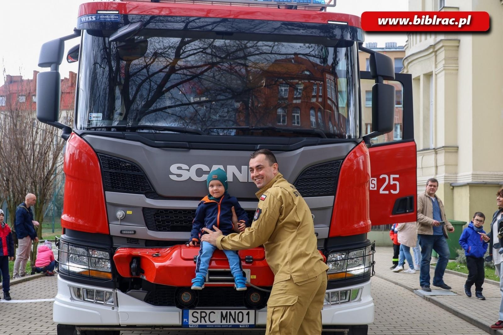 Zdjęcie w galerii na portalu naszraciborz.pl: Strażacy w bibliotecznym klubie ojca wiadomości z regionu