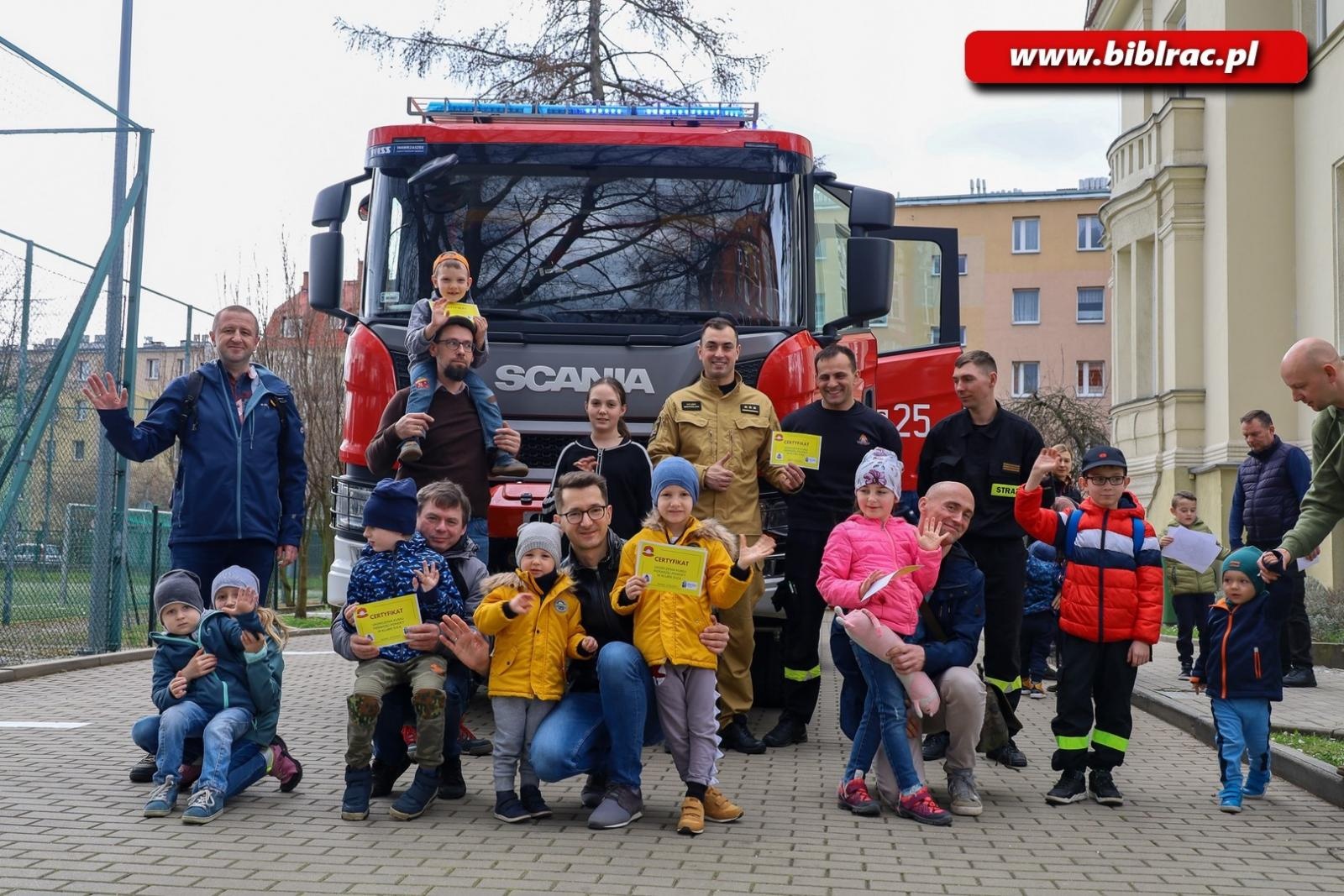 Zdjęcie w galerii na portalu naszraciborz.pl: Strażacy w bibliotecznym klubie ojca wiadomości z regionu