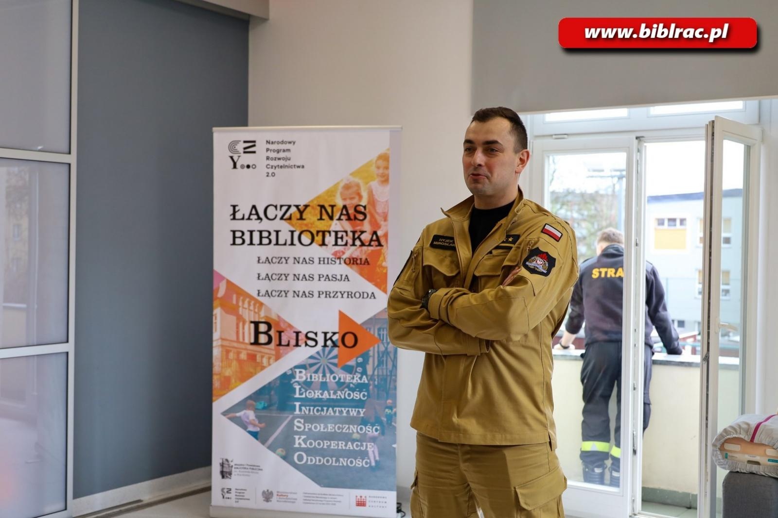 Zdjęcie w galerii na portalu naszraciborz.pl: Strażacy w bibliotecznym klubie ojca wiadomości z regionu