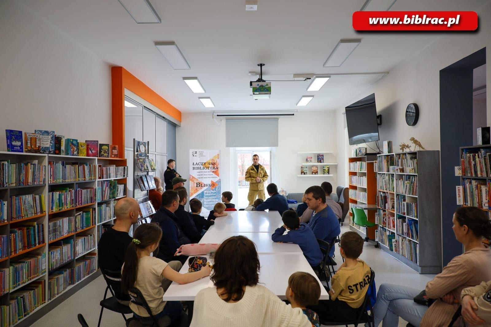 Zdjęcie w galerii na portalu naszraciborz.pl: Strażacy w bibliotecznym klubie ojca wiadomości z regionu