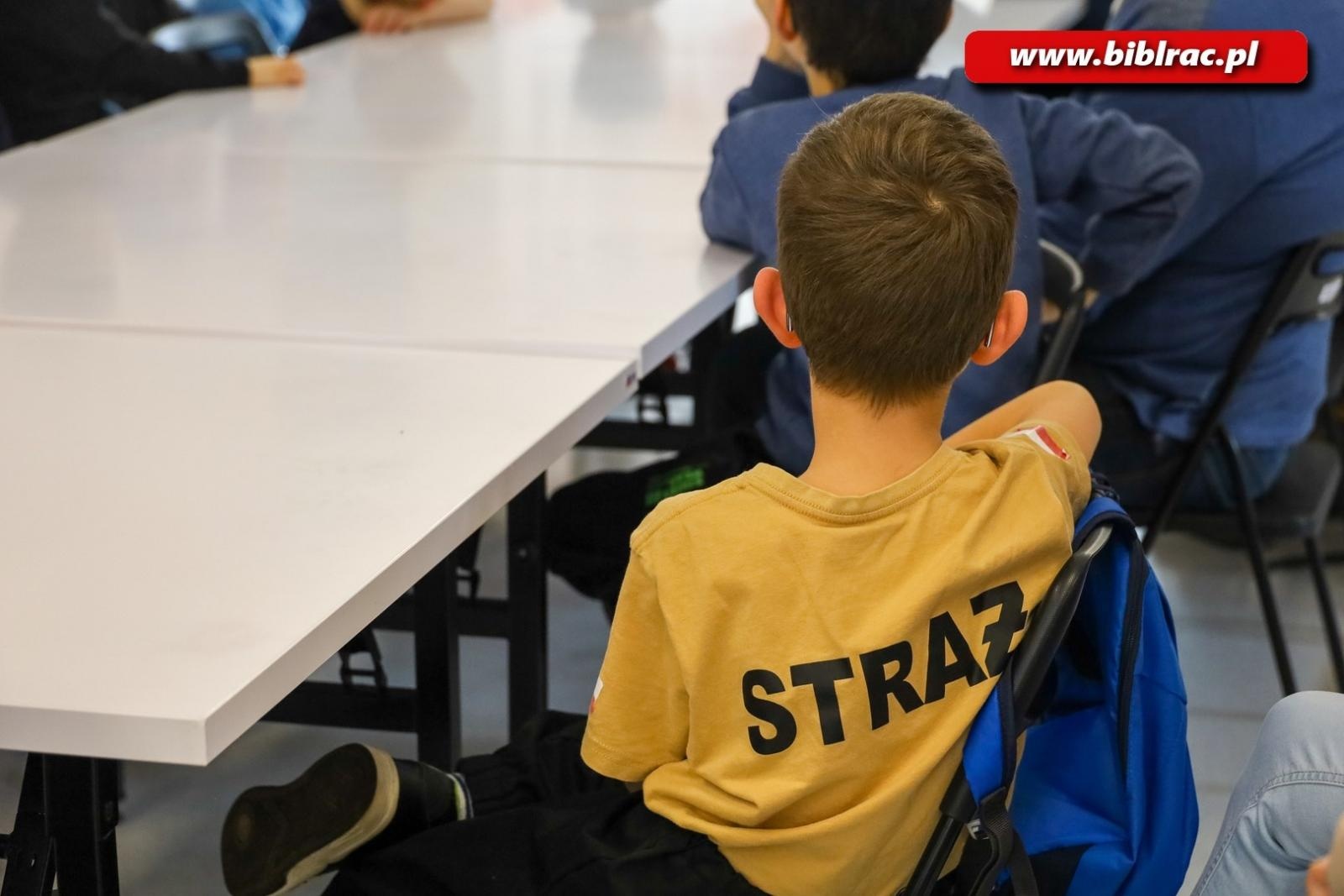 Zdjęcie w galerii na portalu naszraciborz.pl: Strażacy w bibliotecznym klubie ojca wiadomości z regionu