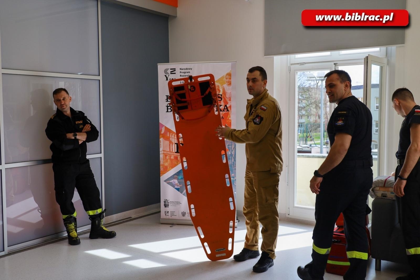 Zdjęcie w galerii na portalu naszraciborz.pl: Strażacy w bibliotecznym klubie ojca wiadomości z regionu