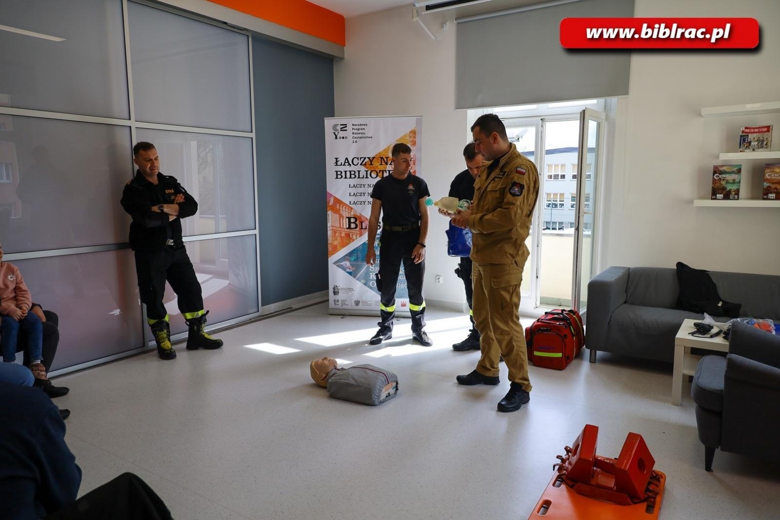 Zdjęcie w galerii na portalu naszraciborz.pl: Strażacy w bibliotecznym klubie ojca wiadomości z regionu