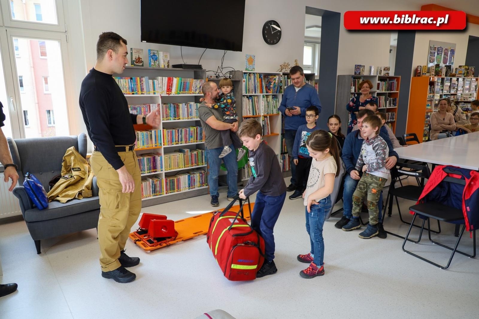 Zdjęcie w galerii na portalu naszraciborz.pl: Strażacy w bibliotecznym klubie ojca wiadomości z regionu