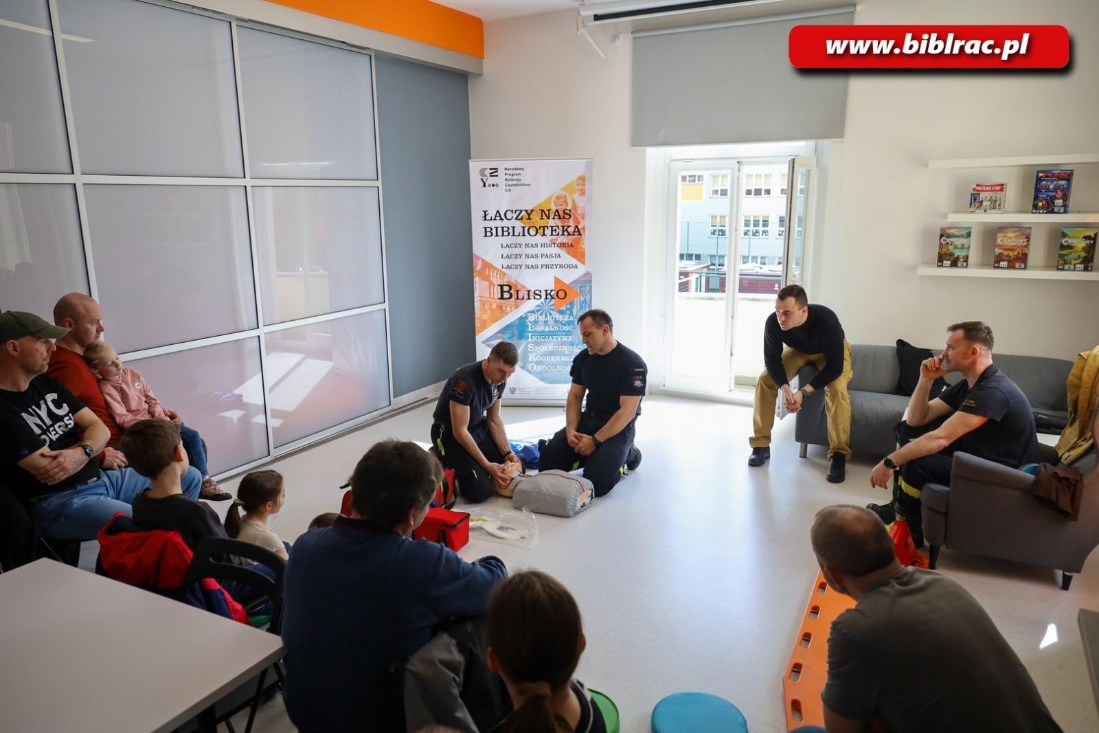 Zdjęcie w galerii na portalu naszraciborz.pl: Strażacy w bibliotecznym klubie ojca wiadomości z regionu