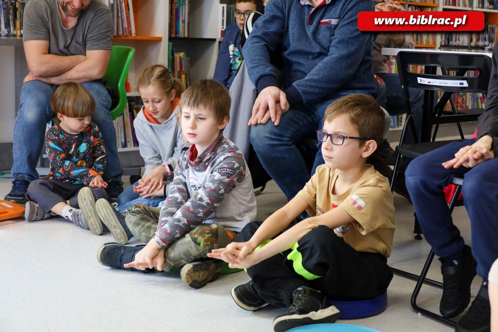 Zdjęcie w galerii na portalu naszraciborz.pl: Strażacy w bibliotecznym klubie ojca wiadomości z regionu