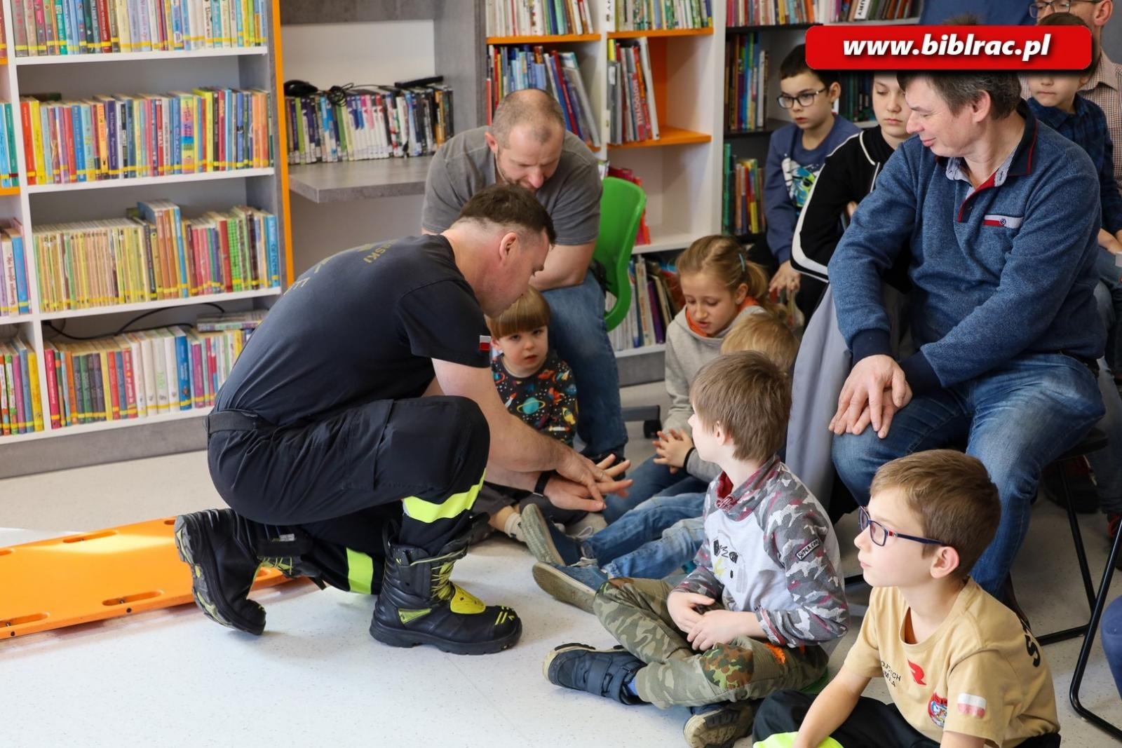 Zdjęcie w galerii na portalu naszraciborz.pl: Strażacy w bibliotecznym klubie ojca wiadomości z regionu