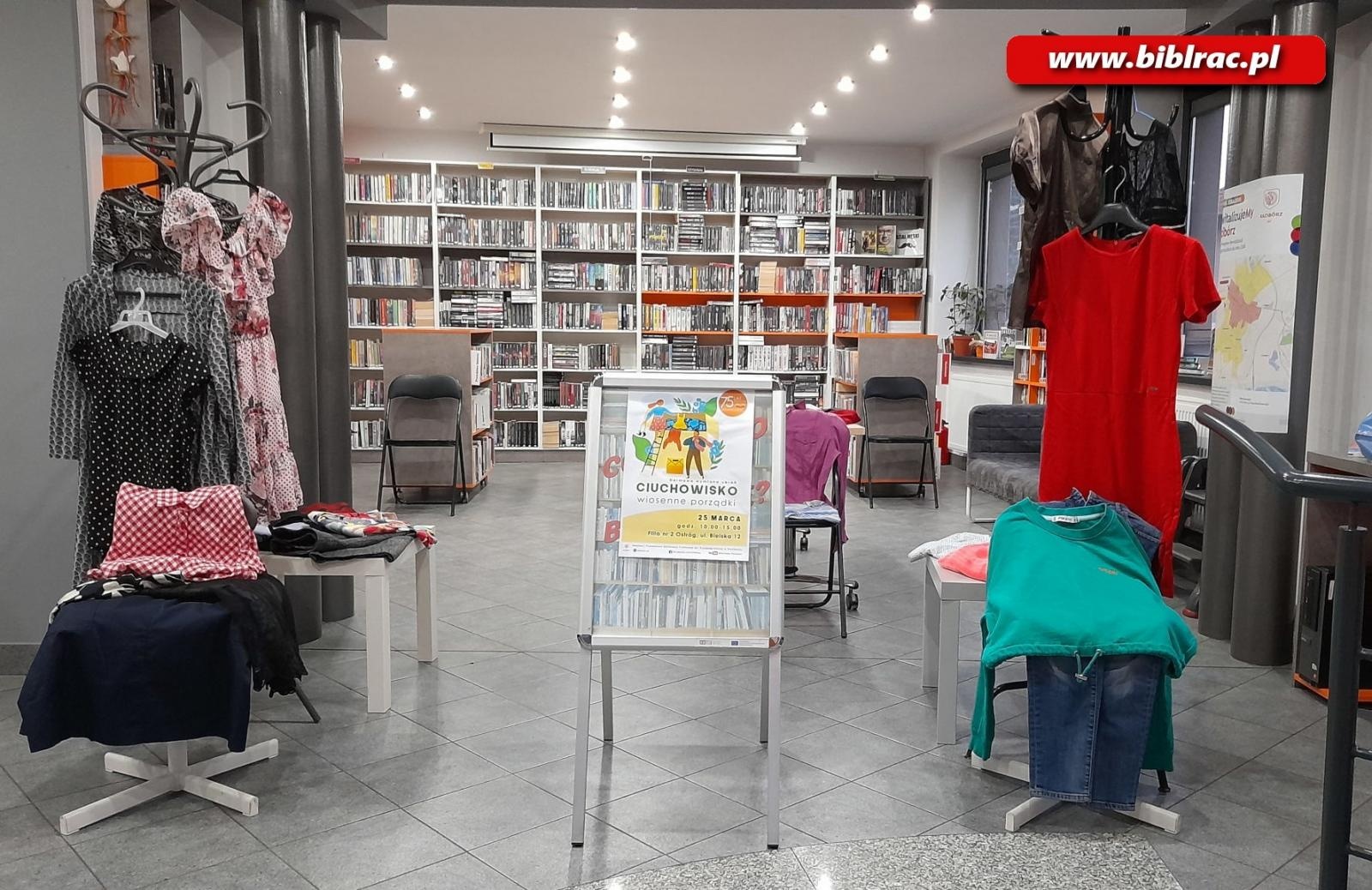 Zdjęcie w galerii na portalu naszraciborz.pl: Zasada zero waste, czyli modowy recykling w raciborskiej Bibliotece! wiadomości z regionu