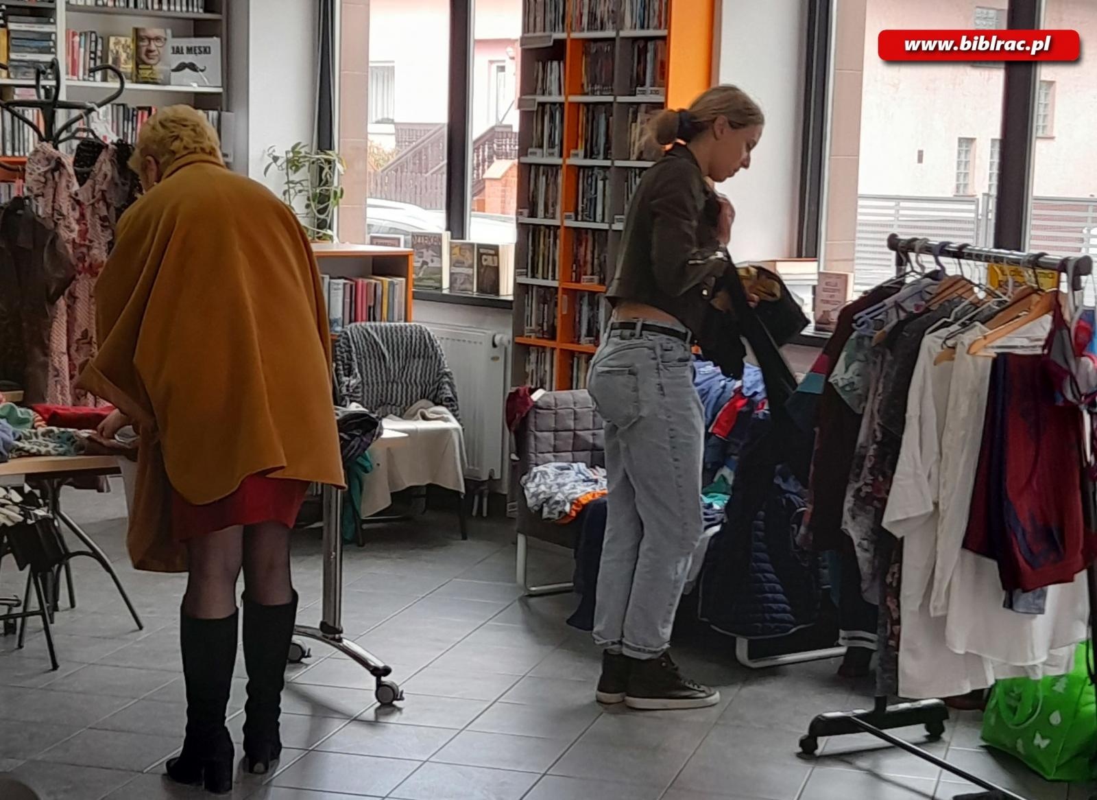Zdjęcie w galerii na portalu naszraciborz.pl: Zasada zero waste, czyli modowy recykling w raciborskiej Bibliotece! wiadomości z regionu