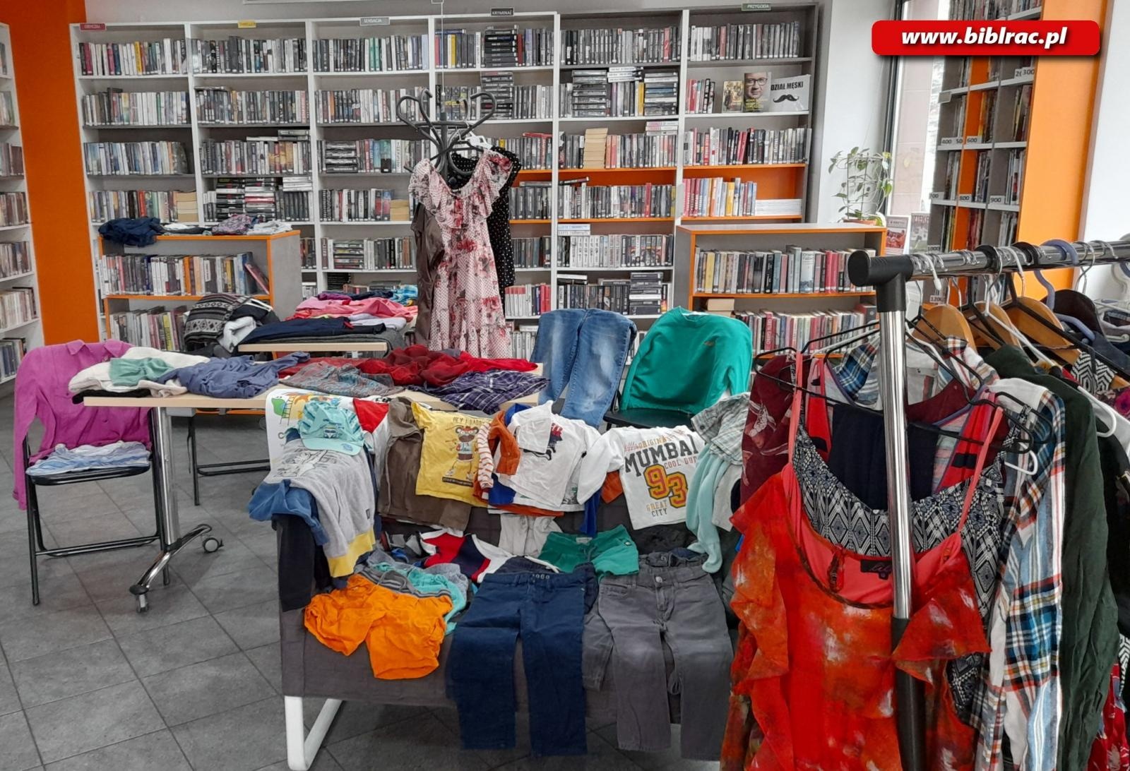 Zdjęcie w galerii na portalu naszraciborz.pl: Zasada zero waste, czyli modowy recykling w raciborskiej Bibliotece! wiadomości z regionu