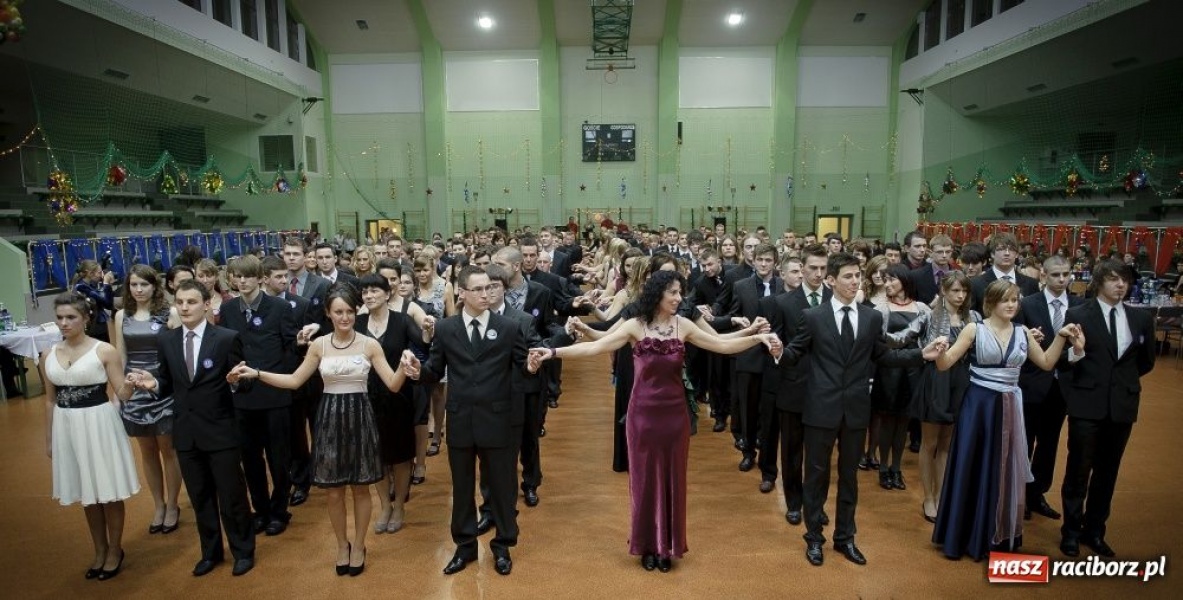 Zdjęcie w galerii na portalu naszraciborz.pl: Studniówka maturzystów z Kasprowicza wiadomości z regionu