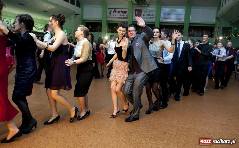 Zdjęcie w galerii na portalu naszraciborz.pl: Studniówka maturzystów z Kasprowicza wiadomości z regionu