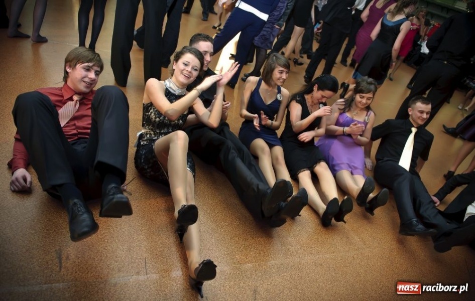 Zdjęcie w galerii na portalu naszraciborz.pl: Studniówka maturzystów z Kasprowicza wiadomości z regionu