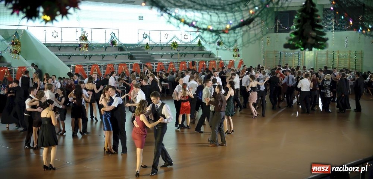 Zdjęcie w galerii na portalu naszraciborz.pl: Studniówka maturzystów z Kasprowicza wiadomości z regionu