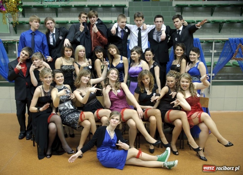 Zdjęcie w galerii na portalu naszraciborz.pl: Studniówka maturzystów z Kasprowicza wiadomości z regionu