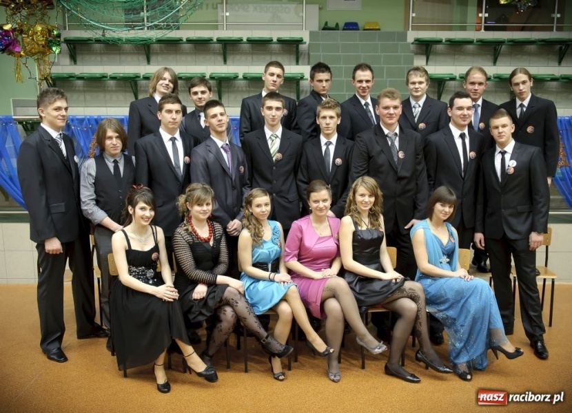 Zdjęcie w galerii na portalu naszraciborz.pl: Studniówka maturzystów z Kasprowicza wiadomości z regionu