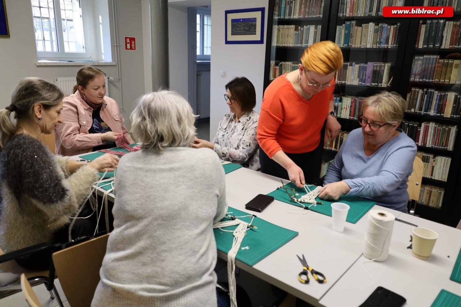 Zdjęcie w galerii na portalu naszraciborz.pl: Plecenie przy kawie w raciborskiej bibliotece wiadomości z regionu