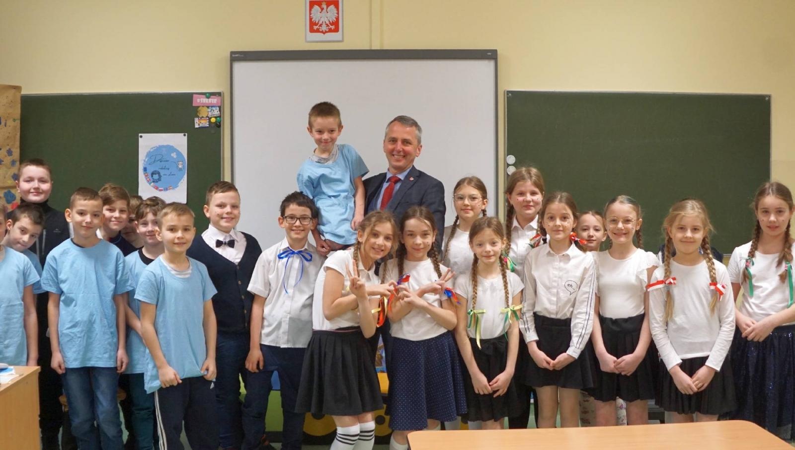 Zdjęcie w galerii na portalu naszraciborz.pl: W raciborskiej SP 4 zainaugurowano projekt Erasmus+ wiadomości z regionu