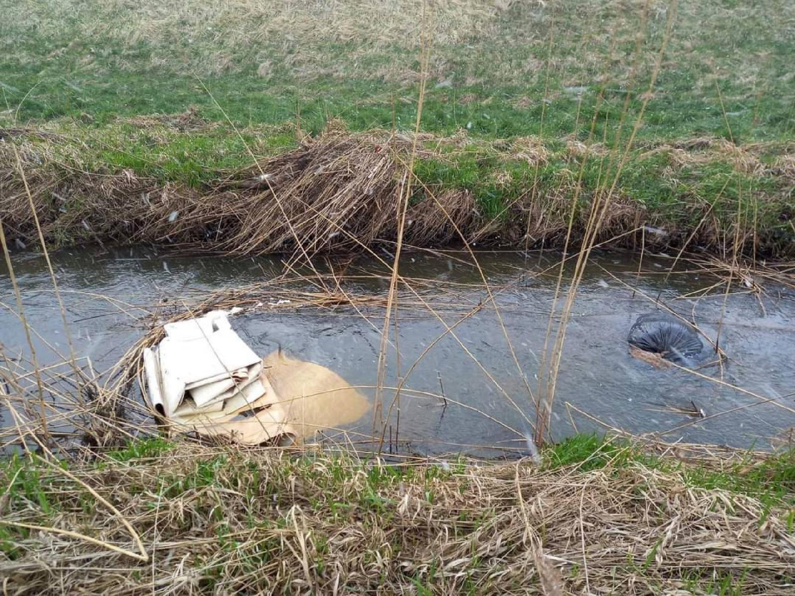 Zdjęcie w galerii na portalu naszraciborz.pl: Kto zaśmiecił Suminę? Zdjęcia czytelnika wiadomości z regionu