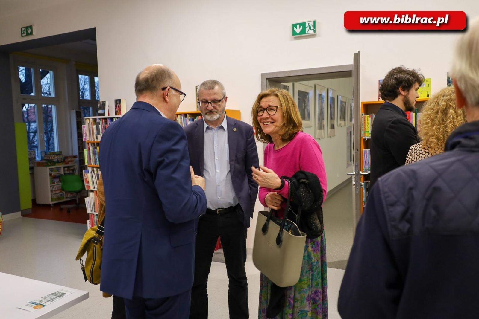 Zdjęcie w galerii na portalu naszraciborz.pl: Nie jestem pisarzem, tylko zajmuję się pisaniem – spotkanie z Andrzejem Biskupem w bibliotece wiadomości z regionu
