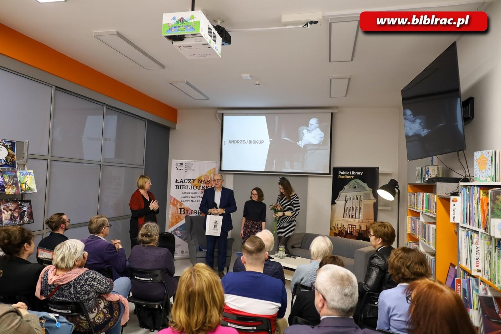 Zdjęcie w galerii na portalu naszraciborz.pl: Nie jestem pisarzem, tylko zajmuję się pisaniem – spotkanie z Andrzejem Biskupem w bibliotece wiadomości z regionu