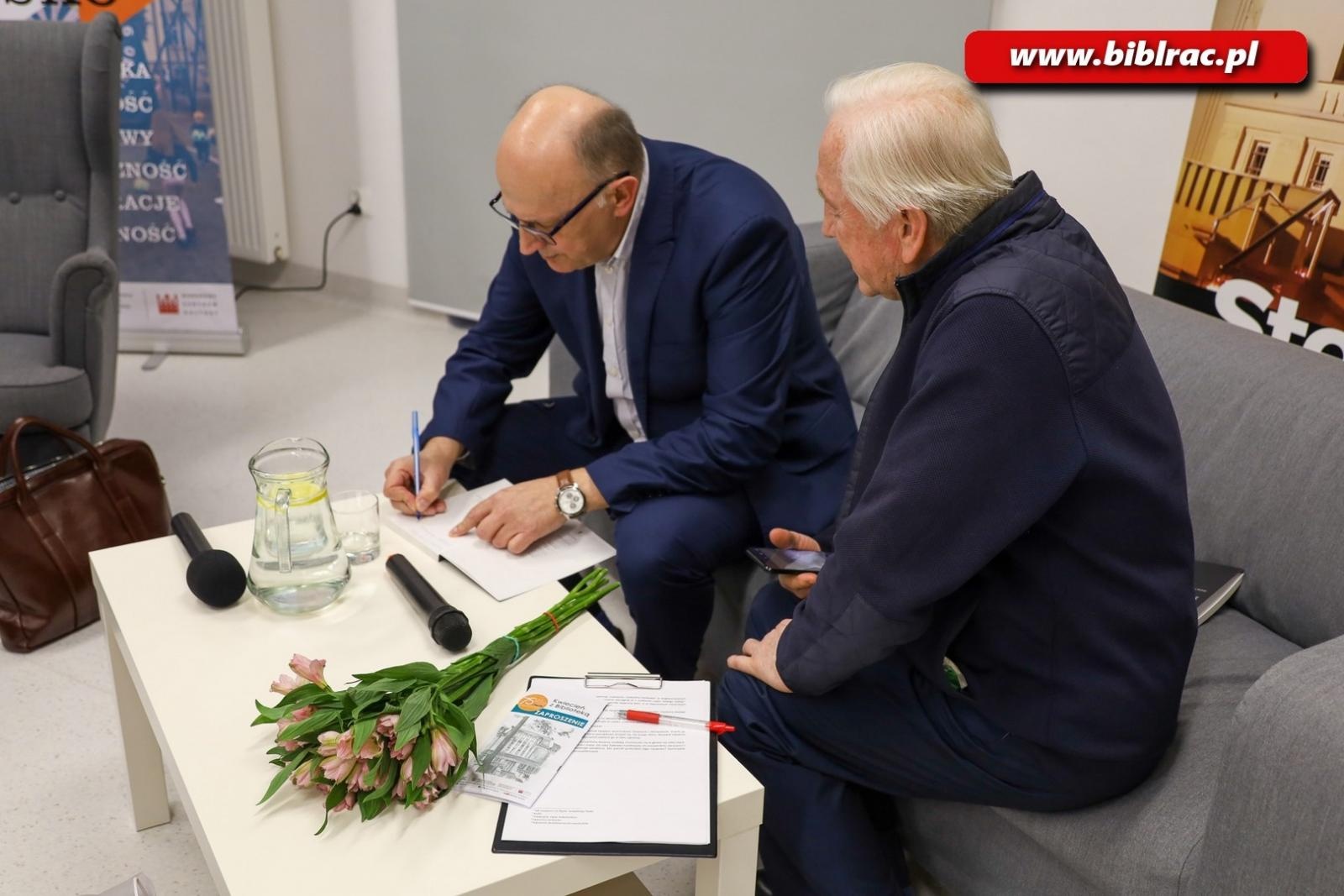 Zdjęcie w galerii na portalu naszraciborz.pl: Nie jestem pisarzem, tylko zajmuję się pisaniem – spotkanie z Andrzejem Biskupem w bibliotece wiadomości z regionu