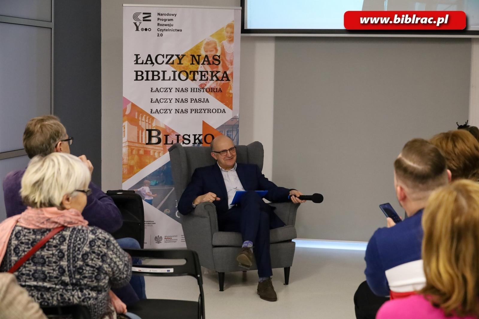 Zdjęcie w galerii na portalu naszraciborz.pl: Nie jestem pisarzem, tylko zajmuję się pisaniem – spotkanie z Andrzejem Biskupem w bibliotece wiadomości z regionu