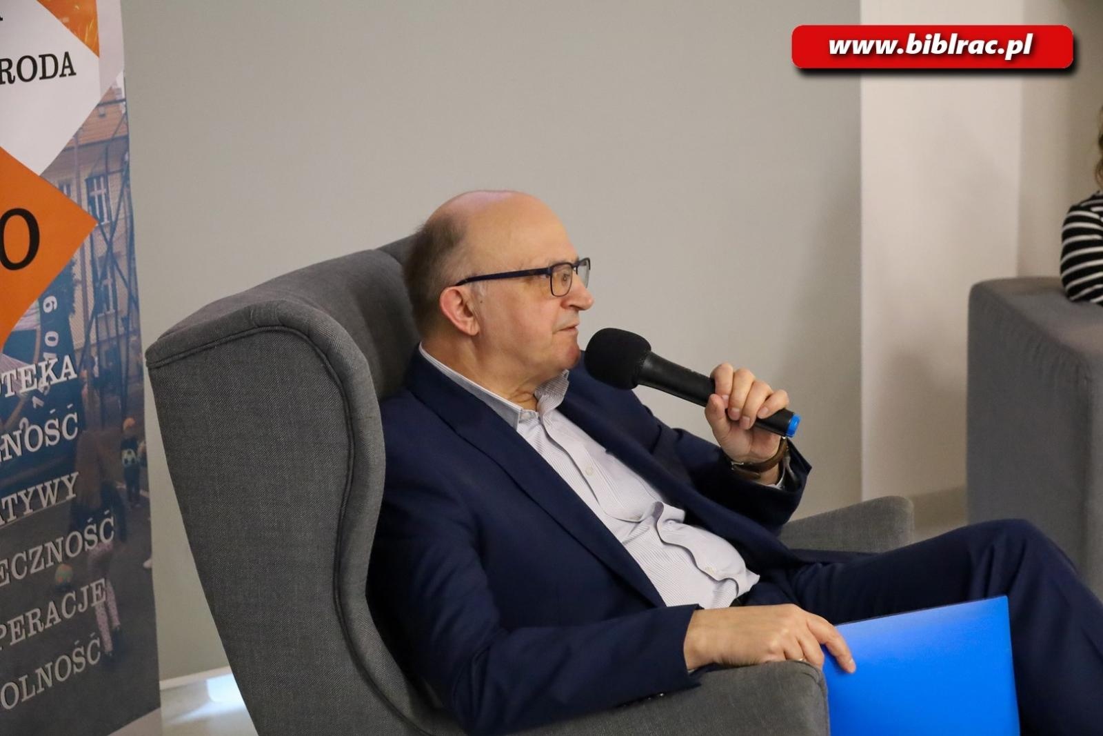 Zdjęcie w galerii na portalu naszraciborz.pl: Nie jestem pisarzem, tylko zajmuję się pisaniem – spotkanie z Andrzejem Biskupem w bibliotece wiadomości z regionu
