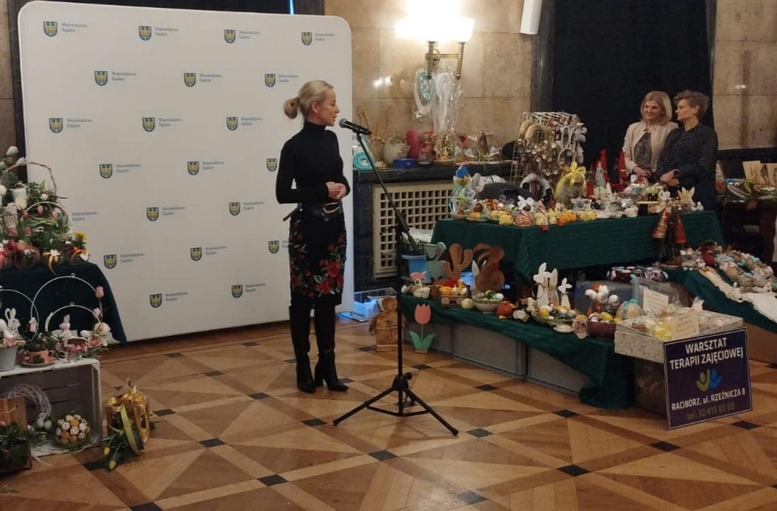 Zdjęcie w galerii na portalu naszraciborz.pl: Raciborzanie na kiermaszu w Sejmiku Śląskim wiadomości z regionu