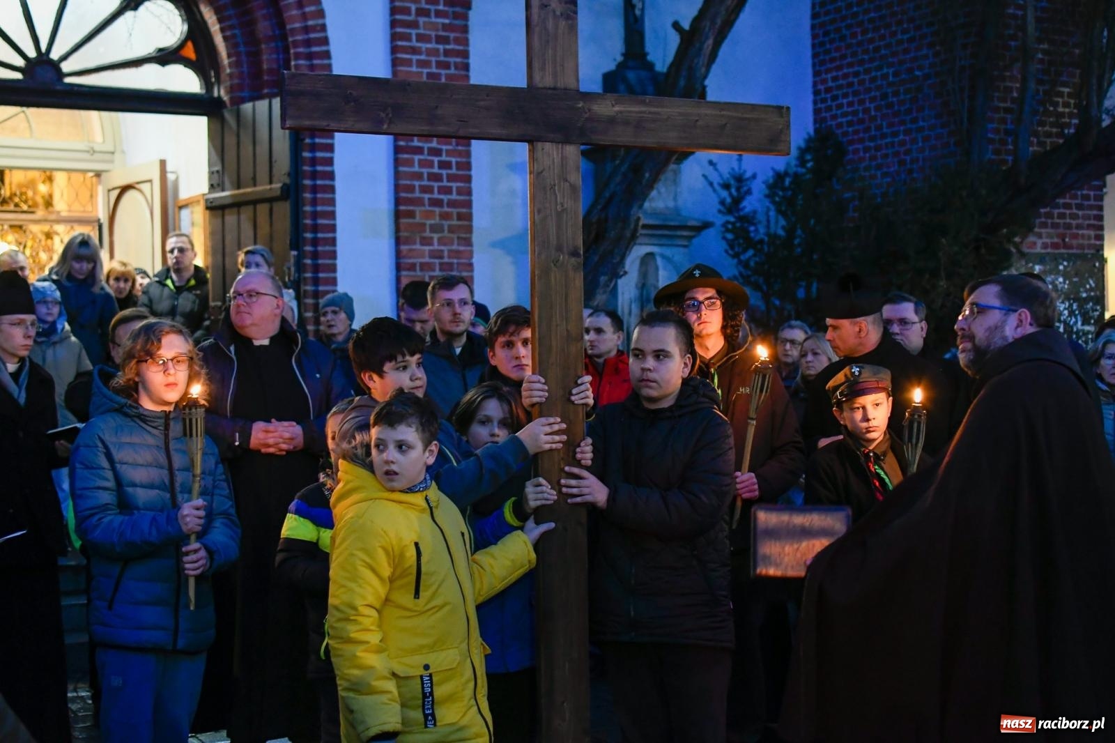 Zdjęcie w galerii na portalu naszraciborz.pl: Droga krzyżowa ulicami Raciborza z rozważaniami o. Cherubina [FOTO i WIDEO] wiadomości z regionu