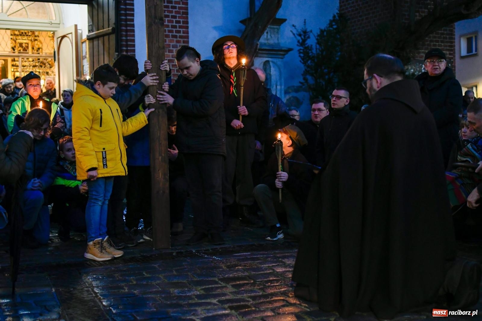 Zdjęcie w galerii na portalu naszraciborz.pl: Droga krzyżowa ulicami Raciborza z rozważaniami o. Cherubina [FOTO i WIDEO] wiadomości z regionu