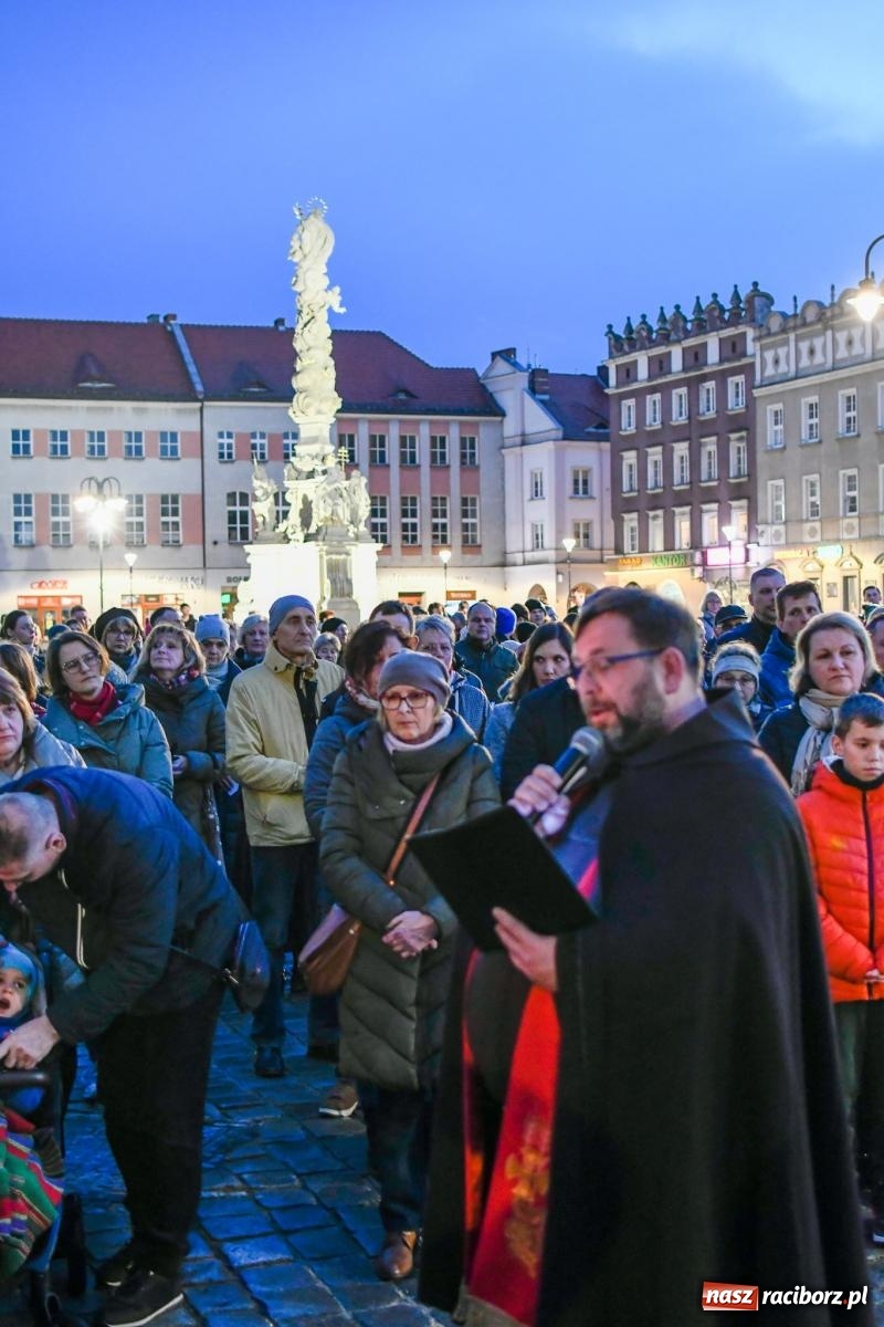 Zdjęcie w galerii na portalu naszraciborz.pl: Droga krzyżowa ulicami Raciborza z rozważaniami o. Cherubina [FOTO i WIDEO] wiadomości z regionu