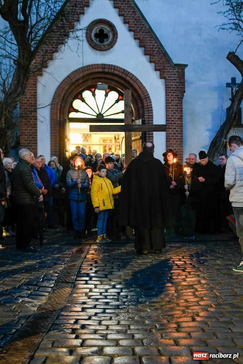 Zdjęcie w galerii na portalu naszraciborz.pl: Droga krzyżowa ulicami Raciborza z rozważaniami o. Cherubina [FOTO i WIDEO] wiadomości z regionu