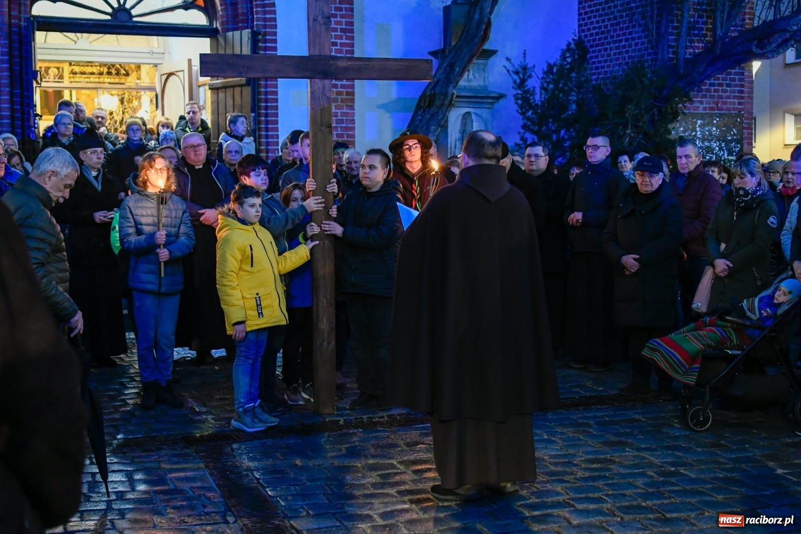 Zdjęcie w galerii na portalu naszraciborz.pl: Droga krzyżowa ulicami Raciborza z rozważaniami o. Cherubina [FOTO i WIDEO] wiadomości z regionu
